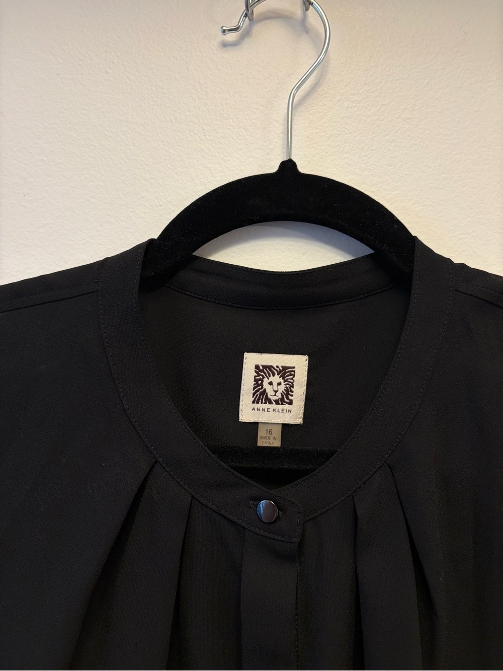 Anne Klein Solid Black Sleeveless Pleated Button Down Neck Blouse Size 16 - Picture 5 of 7
